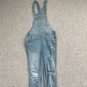 American Eagle Distressed Tomgirl overalls!